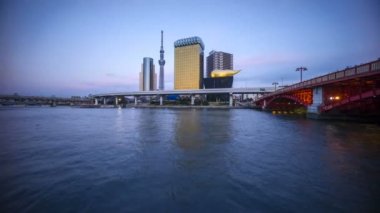 Tokyo şehrinin silueti, Tokyo Gökyüzü Ağacı, Sumida Nehri 'nde gün batımında 4k zaman aşımı..