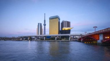 Tokyo şehrinin ufuk çizgisi, Tokyo Gökyüzü Ağacı, Sumida Nehri 'nde gün batımının 4k süreleri. Eğil.