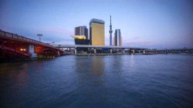 Tokyo şehrinin silueti, Tokyo Gökyüzü Ağacı, Sumida Nehri 'nde gün batımında 4k zaman aşımı.. 