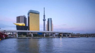 Tokyo şehrinin ufuk çizgisi, Tokyo Gökyüzü Ağacı, Sumida Nehri 'nde gün batımının 4k süreleri. Sola çevir
