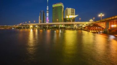 Tokyo şehrinin ufuk çizgisi, Tokyo Gökyüzü Ağacı, Sumida Nehri 'nde gün doğumunun 4k süreleri. Eğil.