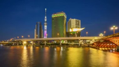 Tokyo şehrinin ufuk çizgisi, Tokyo Gökyüzü Ağacı, Sumida Nehri 'nde gün doğumunun 4k süreleri. Uzaklaştır
