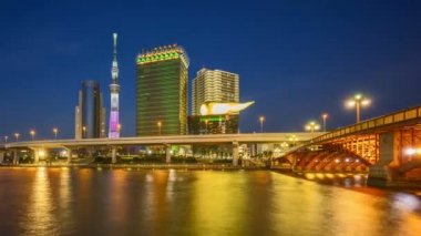 Tokyo şehrinin ufuk çizgisi, Tokyo Gökyüzü Ağacı, Sumida Nehri 'nde gün doğumunun 4k süreleri. Sola çevir