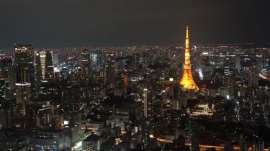 Tokyo Kulesi 'ndeki gece sahnesinin 4k-b-roll görüntüsü, hava manzaralı. Sağa çevir