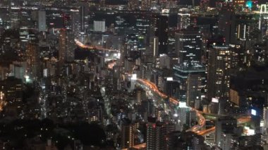 Tokyo Kulesi 'nin hava manzaralı gece sahnesinin 4k-b-roll' u.. 