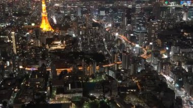 Tokyo Kulesi 'ndeki gece sahnesinin 4k-b-roll görüntüsü, hava manzaralı. Eğil.