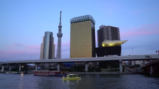 日本东京 2017年4月3日 东京天际线上的蓝小时夜景B Roll电影镜头 俯瞰着著名的地标东京天空树 Tokyo Sky Tree 和苏美达河大桥 往下倾斜 — 图库视频影像