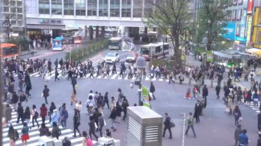 Shibuya, Tokyo, Japonya - 2 Nisan 2017: Dünyanın en işlek kavşaklarından biri olan Shibuya Crossing 'in B-roll sineması kurma görüntüleri). 