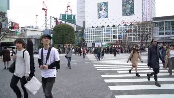 日本东京石谷 2017年4月2日 Roll电影制作了世界上最繁忙的道路交叉口之一石谷交叉口 Shibuya Crossing One Busy Road Intersection 的镜头 — 图库视频影像
