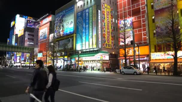 2017年4月3日 Night Scene Akihabara Tokyo 它以许多电子商店和漫画动画商品而闻名 向上倾斜 — 图库视频影像