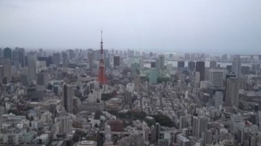 B-filmi, Tokyo City 'deki alacakaranlık mavi saat günbatımı sahnesinin hava görüntülerini oluşturur. Sola çevir