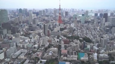 B-filmi, Tokyo City 'deki alacakaranlık mavi saat günbatımı sahnesinin hava görüntülerini oluşturur. Eğil.