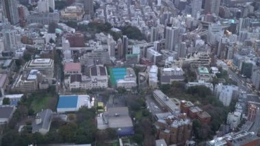 B-filmi, Tokyo City 'deki alacakaranlık mavi saat günbatımı sahnesinin hava görüntülerini oluşturur. Eğil.