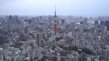 B-filmi, Tokyo City 'deki alacakaranlık mavi saat günbatımı sahnesinin hava görüntülerini oluşturur. Eğil.