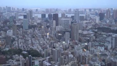 B-roll sineması, Tokyo City 'de alacakaranlık mavi saat günbatımı sahnesinin hava görüntülerini oluşturur.. 