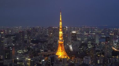 B-roll sineması, Tokyo City 'de alacakaranlık mavi saat günbatımı sahnesinin hava görüntülerini oluşturur..