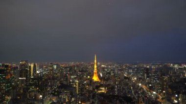 B-roll sineması, Tokyo City 'de alacakaranlık mavi saat günbatımı sahnesinin hava görüntülerini oluşturur.. 