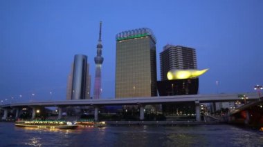 Tokyo, Japonya - 3 Nisan 2017: Tokyo şehrinin gökyüzü manzaralı, Tokyo Gökyüzü Ağacı ve Sumida Nehri Köprüsü manzaralı mavi saat sineması. 