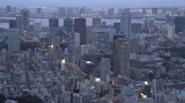 B-roll sineması, Tokyo City 'de alacakaranlık mavi saat günbatımı sahnesinin hava görüntülerini oluşturur.. 