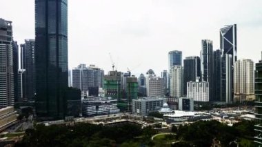 Kuala Lumpur, Malezya - 27 Haziran 2020: Kuala Lumpur şehir merkezi silueti üzerinde dönen bulutların uçuş süresi. Eğil.