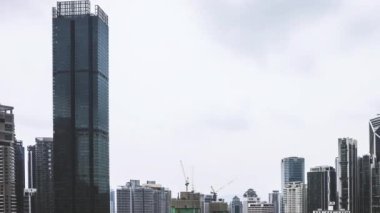 Kuala Lumpur, Malezya - 27 Haziran 2020: Kuala Lumpur şehir merkezi silueti üzerinde dönen bulutların uçuş süresi. Uzaklaştır