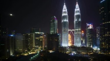 Kuala Lumpur, Malezya - 27 Haziran 2020: Kuala Lumpur şehir merkezinde ay batarken gece sahnesi. Eğil.