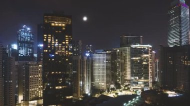Kuala Lumpur, Malezya - 27 Haziran 2020: Kuala Lumpur şehir merkezinde ay batarken gece sahnesi. Yakınlaştır