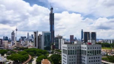 Kuala Lumpur şehrinde bulutlar süzülüyor, 4k zaman atlaması. Sola çevir