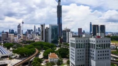 Kuala Lumpur şehrinde bulutlar süzülüyor, 4k zaman atlaması. Eğil.