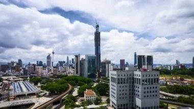 Kuala Lumpur 'un üzerinde yuvarlanan bulutlar, 4k zaman atlaması. 