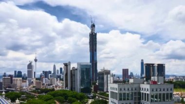 Kuala Lumpur şehrinde bulutlar süzülüyor, 4k zaman atlaması. İndirin