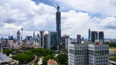 Kuala Lumpur şehrinde bulutlar süzülüyor, 4k zaman atlaması. Uzaklaştır
