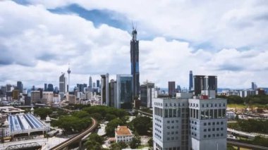 Kuala Lumpur şehrinde bulutlar süzülüyor, 4k zaman atlaması. Yakınlaştır