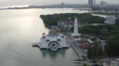 Hava aracı, gün batımında Melaka Boğazı Yüzen Camii 'nin B-roll görüntülerini oluşturuyor.