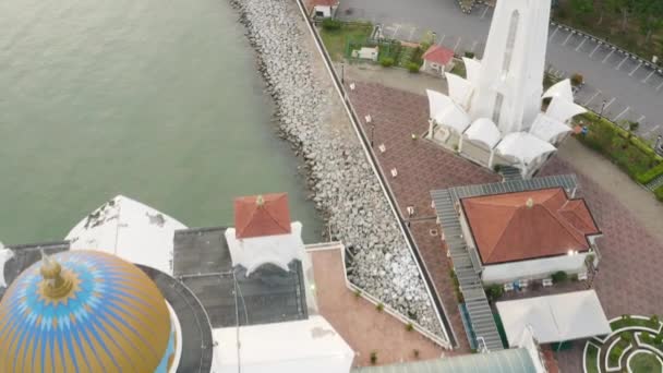 Luftdrohne Die Roll Aufnahmen Der Schwimmenden Moschee Der Melaka Straße — Stockvideo