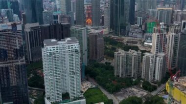 Kuala Lumpur, Malezya - 4 Ağustos 2020: Kuala Lumpur şehrinin ufuk çizgisinde hava sinematik dron b-roll çekimi. 