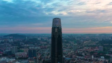 Kuala Lumpur, Malezya - 4 Ağustos 2020: Kuala Lumpur şehrinin ufuk çizgisinde hava sinematik dron b-roll çekimi. 