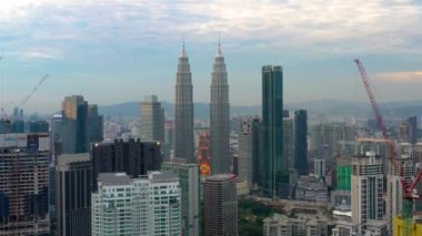 Kuala Lumpur, Malezya - 4 Ağustos 2020: Kuala Lumpur şehrinin ufuk çizgisinde hava sinematik dron b-roll çekimi. 