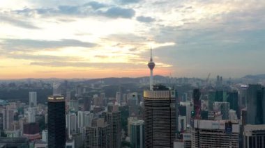 Kuala Lumpur, Malezya - 4 Ağustos 2020: Kuala Lumpur şehrinin ufuk çizgisinde hava sinematik dron b-roll çekimi. 