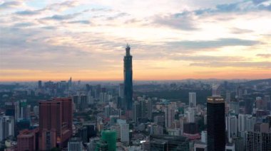 Kuala Lumpur, Malezya - 4 Ağustos 2020: Kuala Lumpur şehrinin ufuk çizgisinde hava sinematik dron b-roll çekimi. 