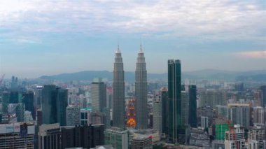 Kuala Lumpur, Malezya - 4 Ağustos 2020: Kuala Lumpur şehrinin ufuk çizgisinde hava sinematik dron b-roll çekimi. 