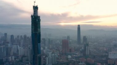 Kuala Lumpur şehrinin ufuk çizgisinde gün batımının hava sineması görüntüsü oluşturuluyor.. 