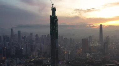 Kuala Lumpur şehrinin ufuk çizgisinde gün batımının hava sineması görüntüsü oluşturuluyor.. 