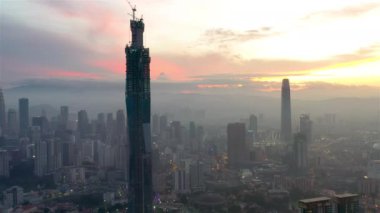 Kuala Lumpur şehrinin ufuk çizgisinde gün batımının hava sineması görüntüsü oluşturuluyor.. 