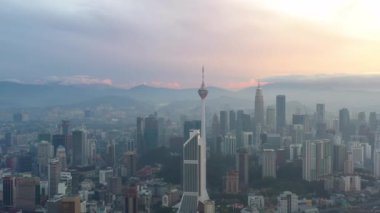 Kuala Lumpur şehrinin ufuk çizgisinde gün batımının hava sineması görüntüsü oluşturuluyor.. 