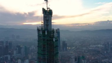 Kuala Lumpur şehrinin ufuk çizgisinde gün batımının hava sineması görüntüsü oluşturuluyor.. 