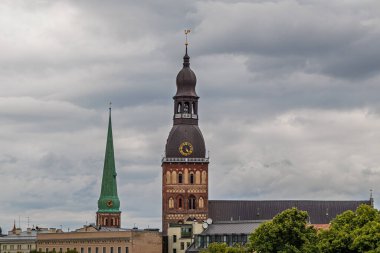 Riga Katedrali. Eski kasabanın çatılarındaki Kubbe Kilise Kulesi 'nin manzarası.