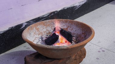 Ateş çukurunda kömür yakmak, açık hava ısıtma, yemek pişirme, marşmelov kızartma ve toplanma ve gevşeme sırasında rahat bir atmosfer yaratmak için kullanılır.