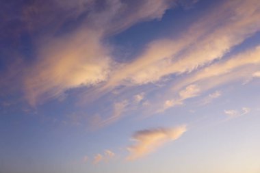 Kırmızı bulutlar, arka plan ile gün batımı gökyüzü.