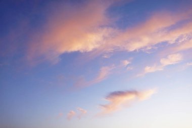 Kırmızı bulutlar, arka plan ile gün batımı gökyüzü.